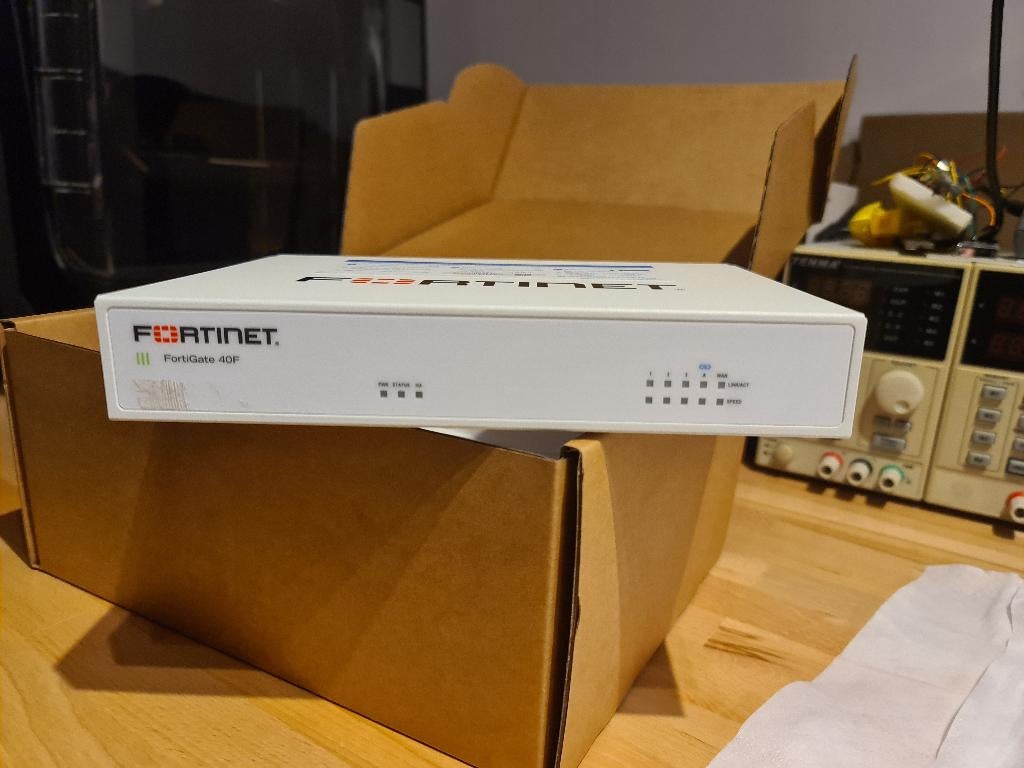 Fortinet FG-40F firewall, Computers en Software, Netwerk switches, Ophalen of Verzenden, Gebruikt