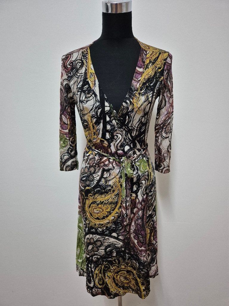 J562 - Fleurige Jeff Gallano overslag jurk maat S-M (1), Kleding | Dames, Jurken, Zo goed als nieuw, Maat 38/40 (M), Onder de knie