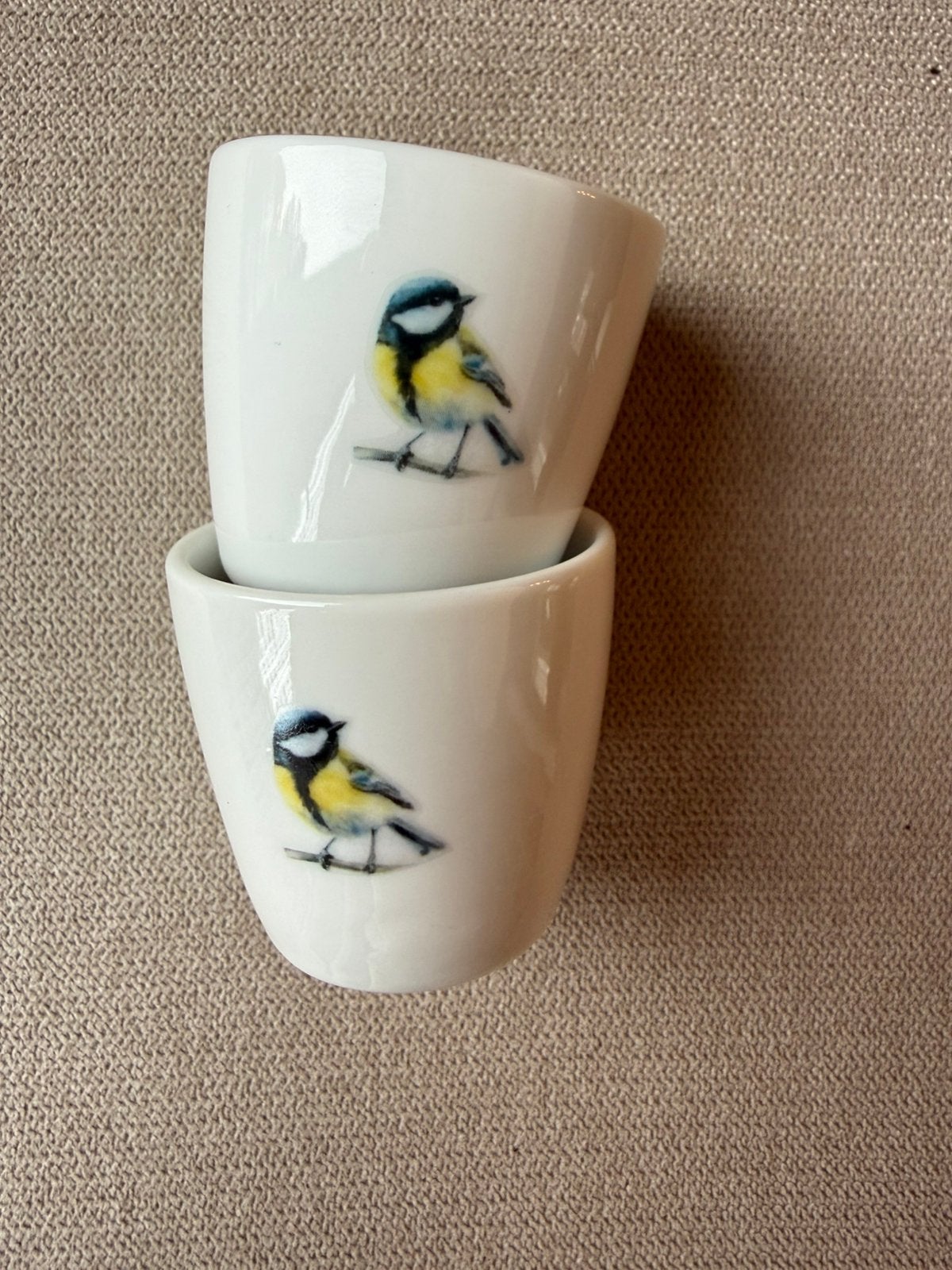 Nieuw 2 Hema witte porseleinen eierdopjes met koolmees, Huis en Inrichting, Overige typen, Nieuw, Ophalen of Verzenden, Overige stijlen