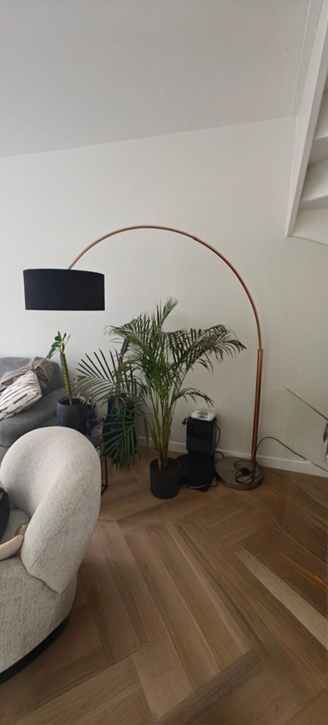 Moderne vloerbooglamp met zwarte kap, Huis en Inrichting, Lampen | Vloerlampen, Modern, Industrieel, Ophalen of Verzenden, Zo goed als nieuw