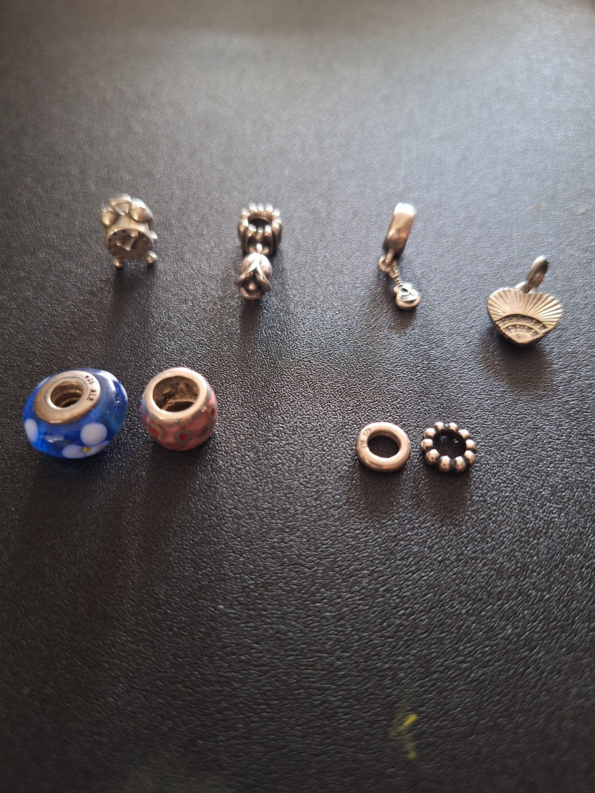 Pandora bedels en oorbellen, Sieraden, Tassen en Uiterlijk, Bedels, Gebruikt, Pandora, Ophalen of Verzenden, 4 bedels of meer
