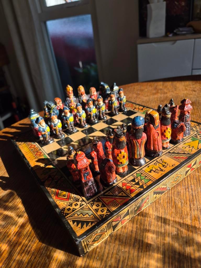 Schaakbord met mooie stukken handgeschilderd, Ophalen of Verzenden