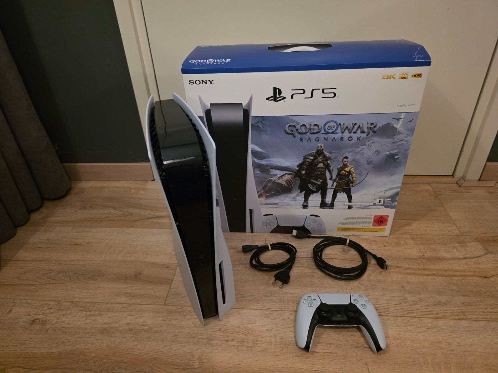 PS5 Disc Editie met alle kabels, standaard en doos, Spelcomputers en Games, Ophalen, Zo goed als nieuw, Playstation 5