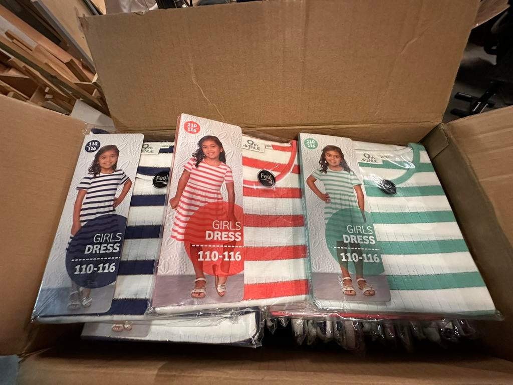 Partij van 275 stuks nieuwe meisjes jurkjes 3 kleuren., Ophalen, Zo goed als nieuw, Boven de knie