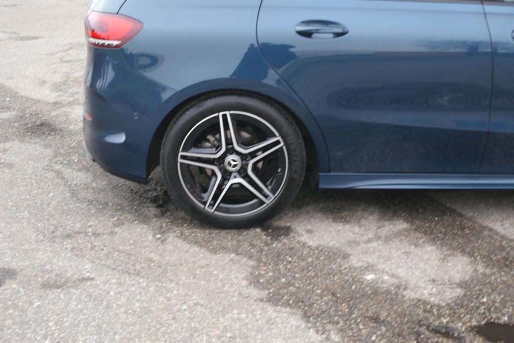 Mercedes-Benz B-klasse 180 ///AMG Pakket | Pano | Camera | O, 136 pk, Gebruikt, 4 cilinders, 700 kg