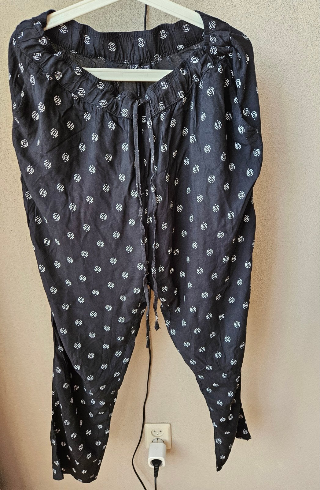 Zwarte viscose broek met print, maat 44, Zwart, Maat 42/44 (L), Ophalen of Verzenden, UP2FASHION