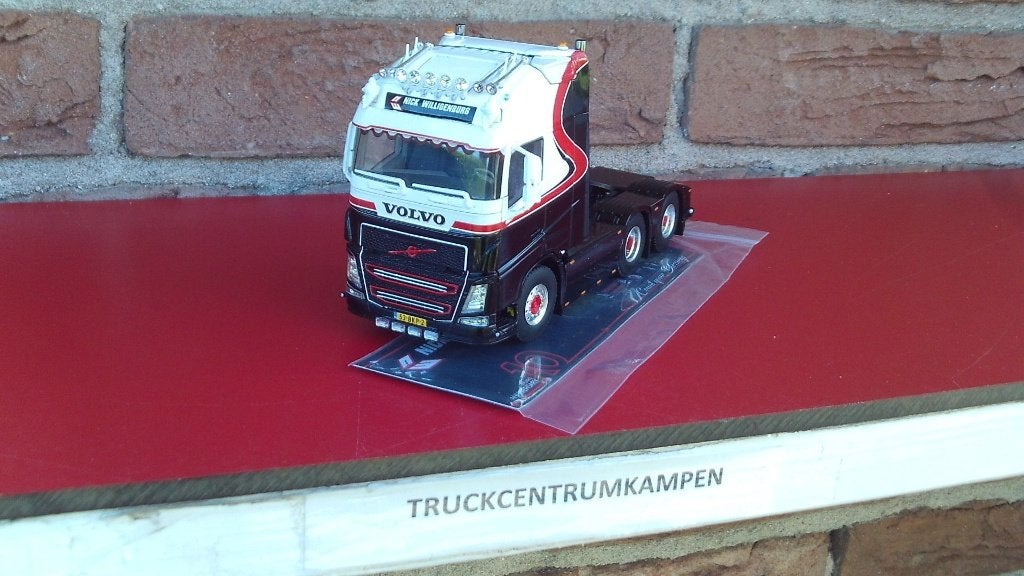 WSI  Volvo  FH4  Globetrotter  van  Nick  Willigenburg., Hobby en Vrije tijd, Modelauto's | 1:50, Ophalen of Verzenden, Nieuw