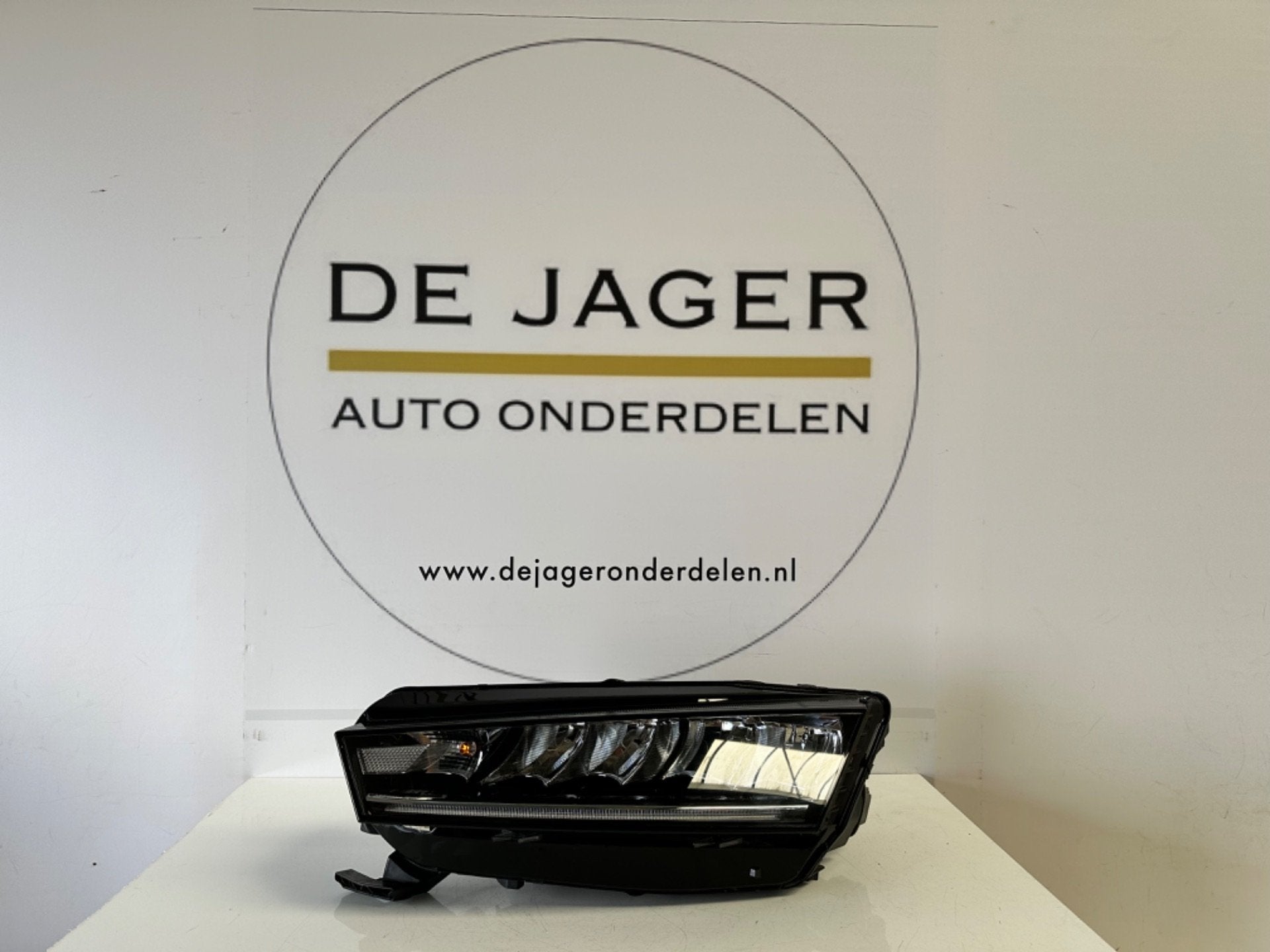 SKODA OCTAVIA IV 4 SET KOPLAMPEN LED LINKS /RECHTS, Skoda, Skoda Auto a.s., Gebruikt, Infoline@skoda-auto.cz