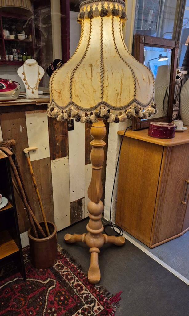Vintage staande lamp met kwastjes en houten voet, Antiek en Kunst, Ophalen