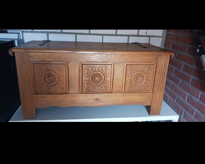 Antieke eikenhouten kist met houtsnijwerk, 50 – 75, Gebruikt, 100 tot 150 cm, Eikenhout