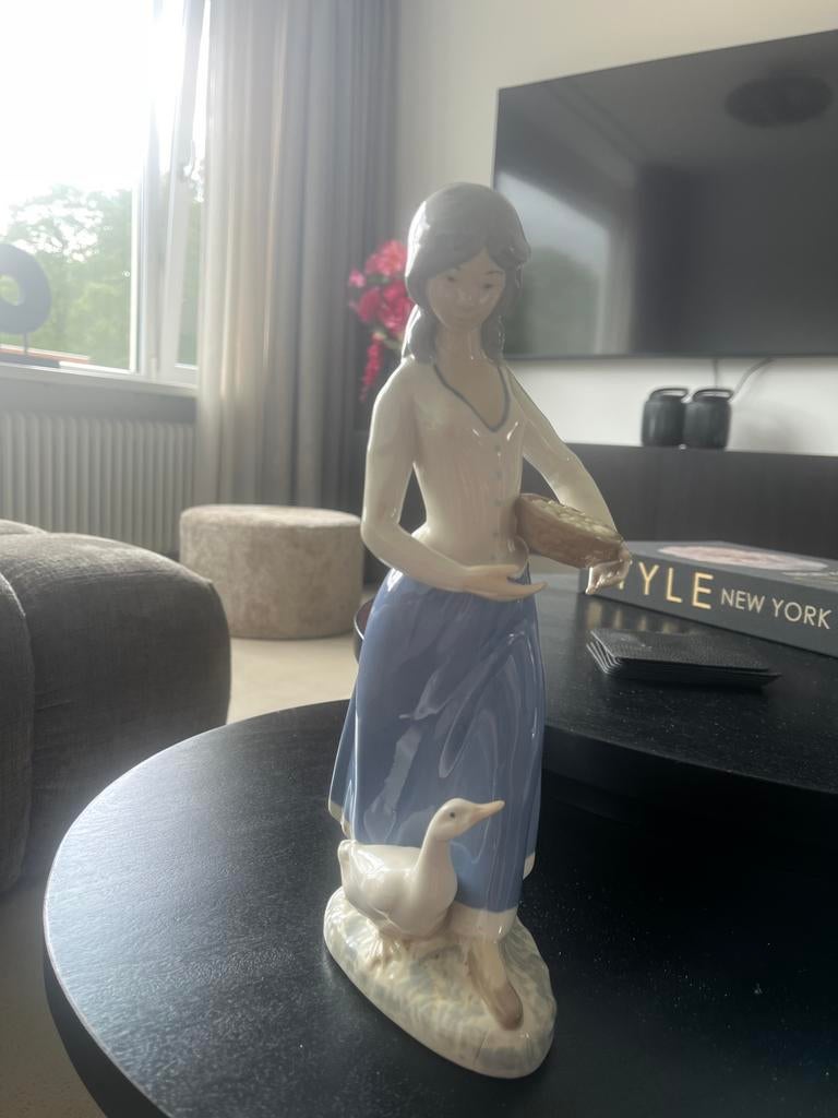 Lladro porseleinen beeldje 'Meisje met gans', Ophalen of Verzenden, Zo goed als nieuw