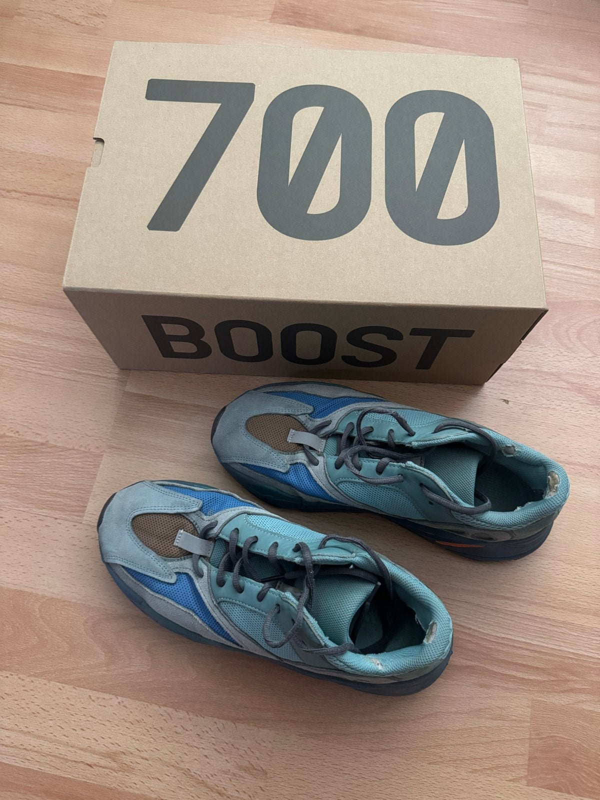 Adidas Yeezy Boost 700 Sneakers - Maat 44 2/3, Ophalen of Verzenden, Gedragen, Blauw, Sneakers of Gympen