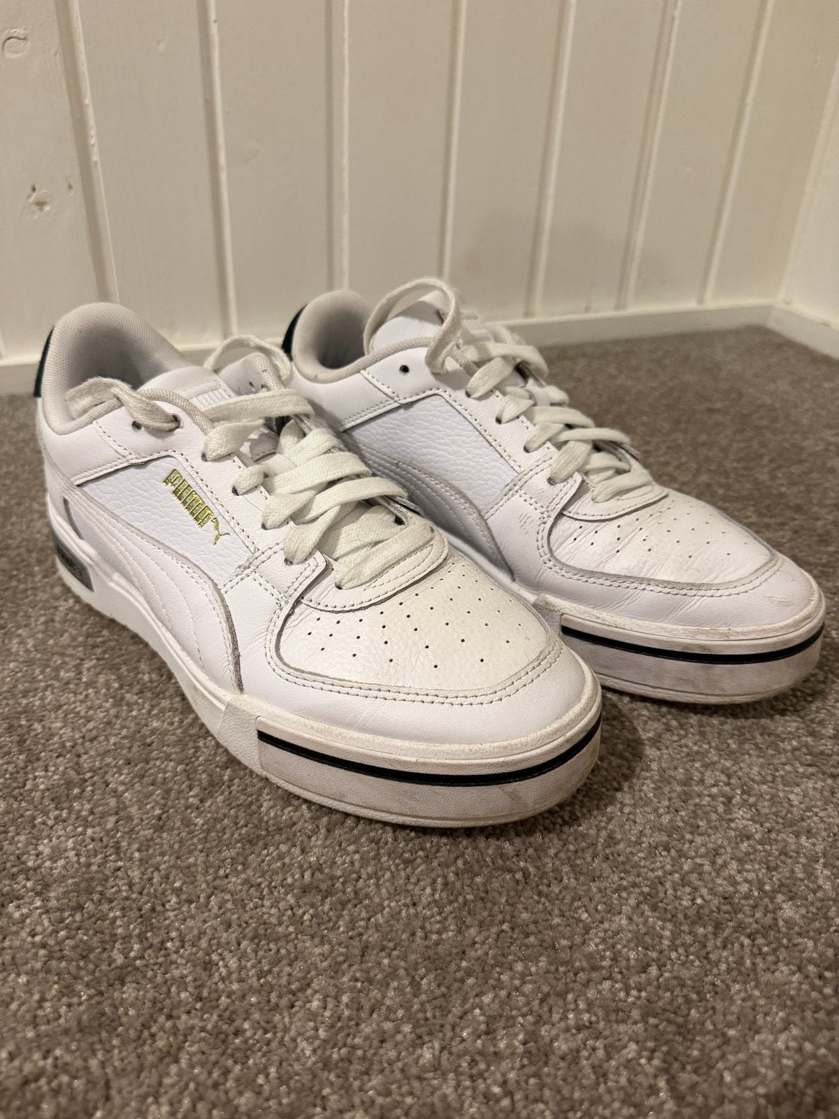 Puma Sneakers Maat 41 - Wit met Gouden Details, Kleding | Heren, Schoenen, Wit, Ophalen of Verzenden, Sneakers of Gympen, Gedragen
