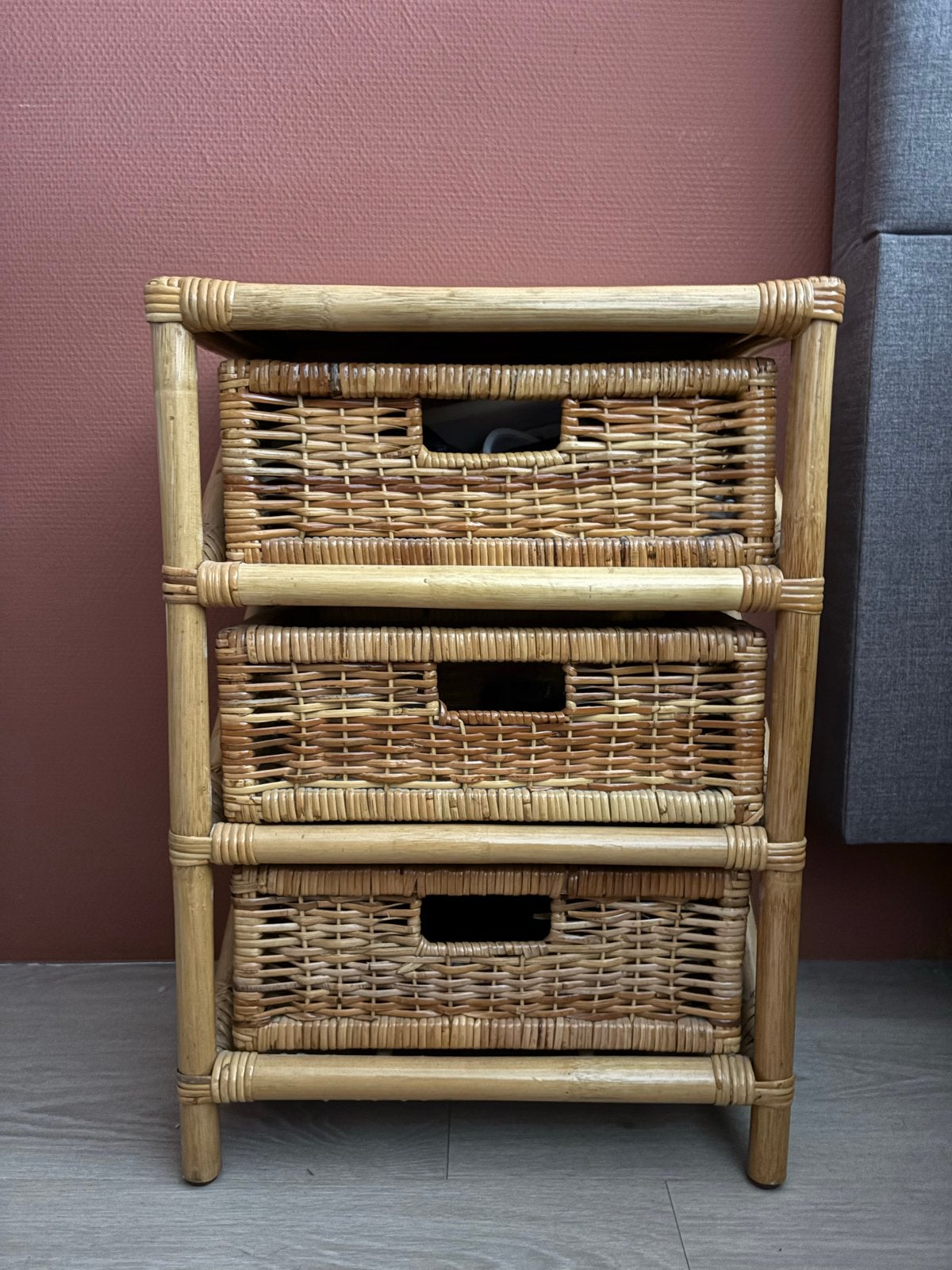 Rotan nachtkastje/ladekastje met 3 lades - boho stijl, Huis en Inrichting, Ophalen, Overige materialen, Gebruikt, Minder dan 45 cm