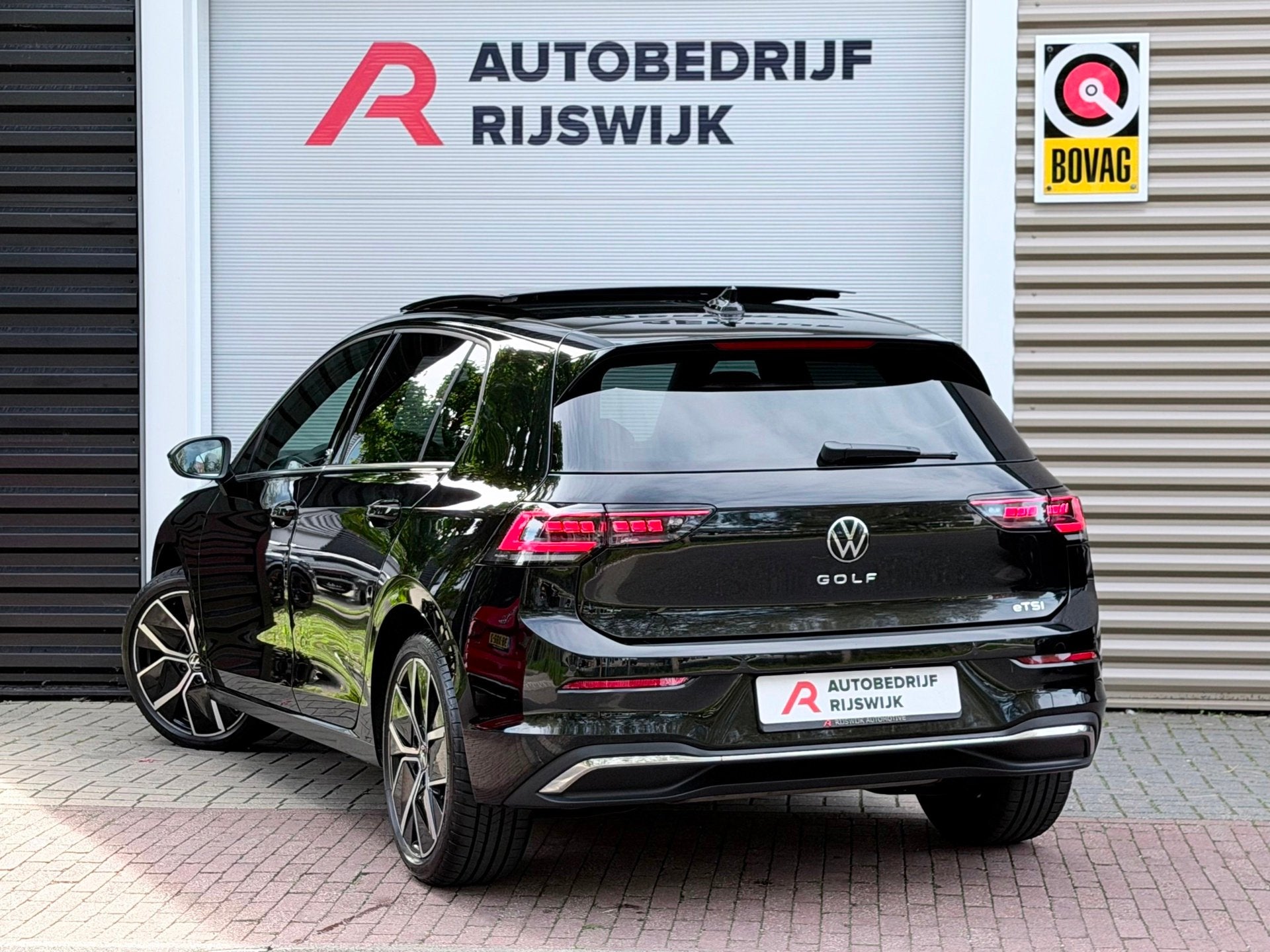 Volkswagen GOLF 1.5 eTSI R-Line Pano/Memory/Matrix, Auto's, 4 cilinders, Zwart, Bedrijf, Golf