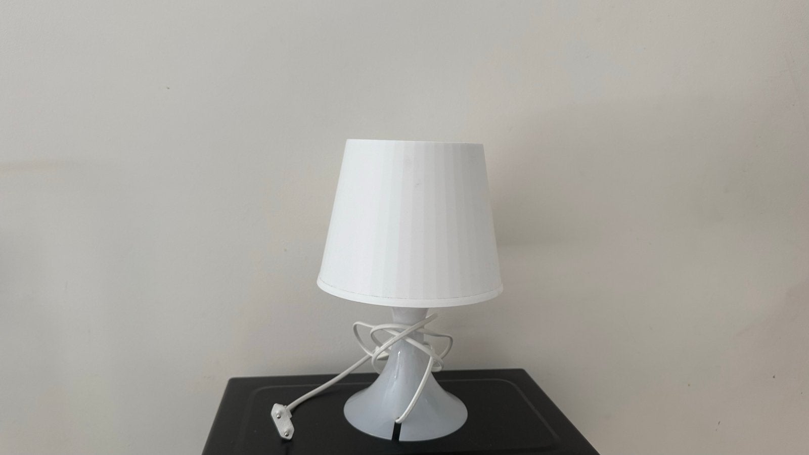 Witte tafellamp met moderne uitstraling, Kunststof, Overige merken, Wit, Zo goed als nieuw