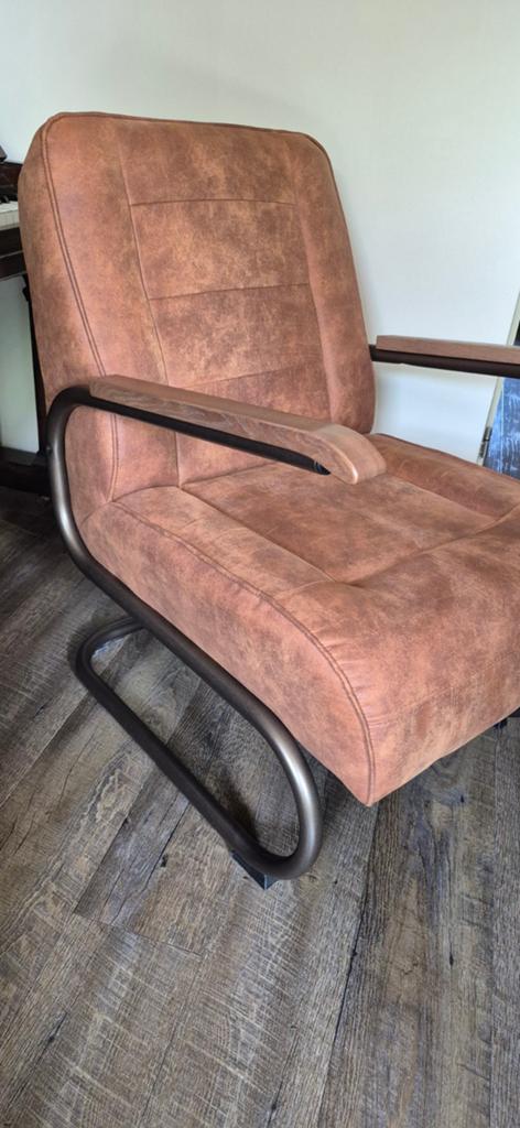 Comfortabele bruine fauteuil met metalen frame, Industrieel, Modern, Comfort, Bruin, Ophalen of Verzenden, Zo goed als nieuw
