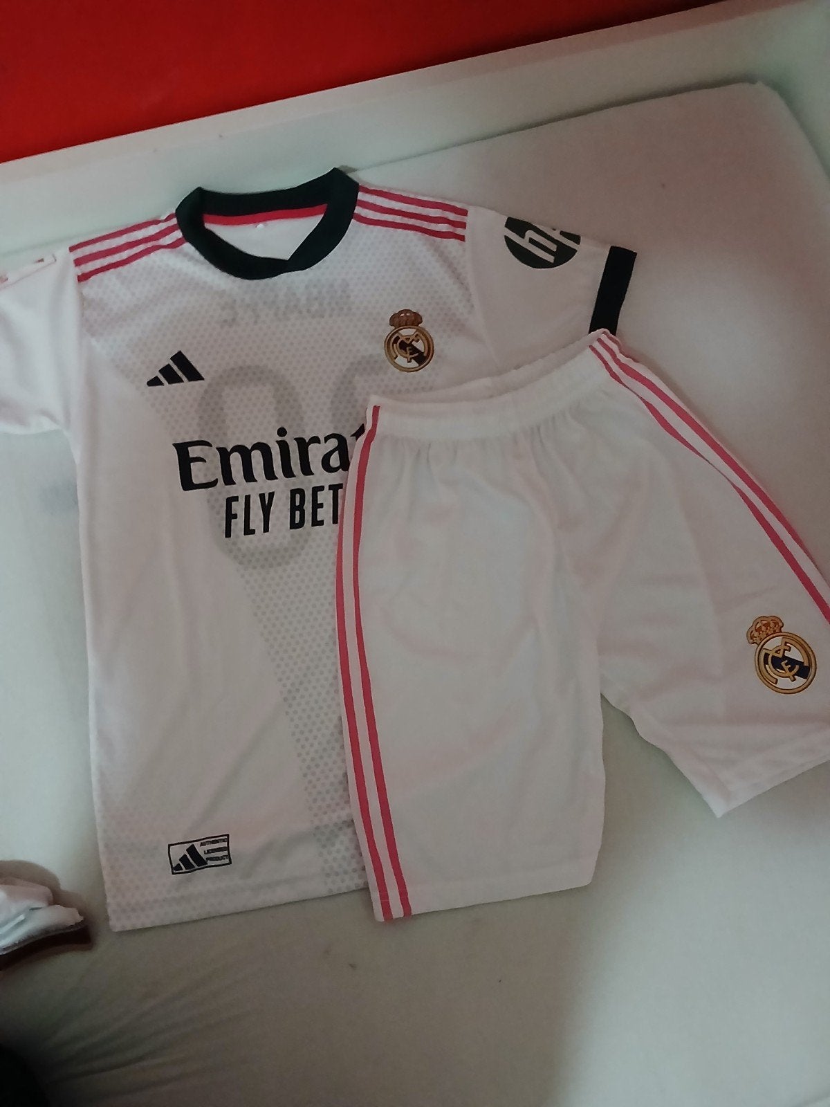 mooi real madrid pak kinderen 10 jaar, Sport en Fitness, Voetbal, Maat XS of kleiner, Ophalen of Verzenden, Nieuw, Trainingspak