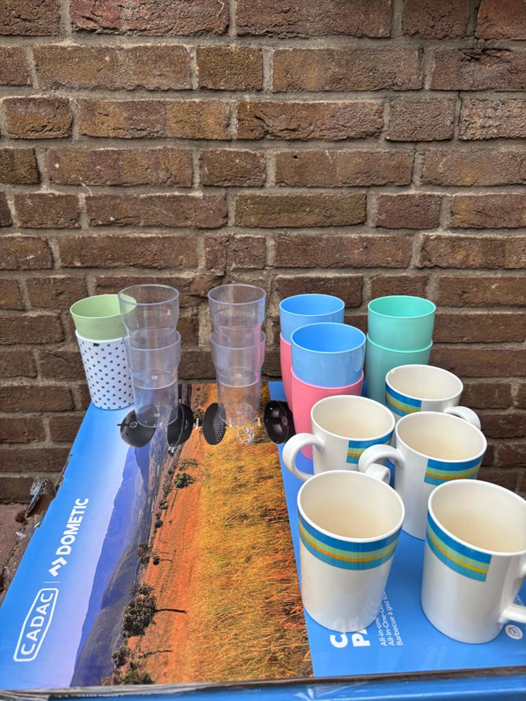 Camping servies set: borden, kommen, bekers en mokken, Caravans en Kamperen, Ophalen, Gebruikt