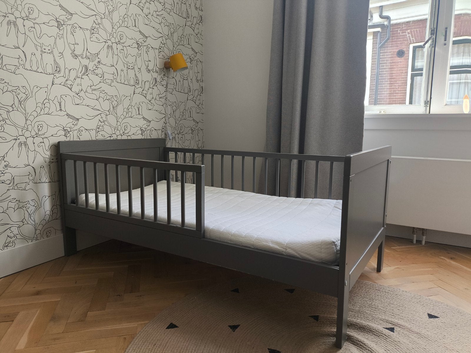 Grijs kinderbed met veiligheidshekje voor matrasmaat 140x70, Ophalen, 140 tot 160 cm, 70 tot 85 cm, Lattenbodem
