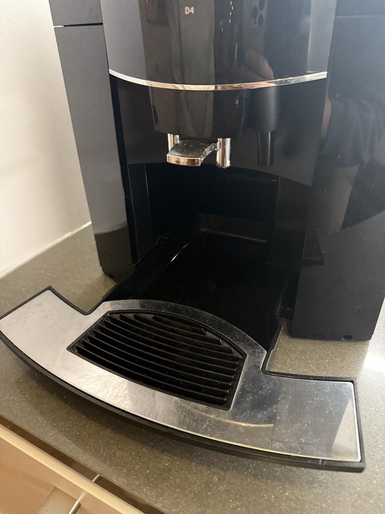 Jura D4, Witgoed en Apparatuur, Koffiezetapparaten, Gebruikt, Koffiebonen, Koffiemachine, 2 tot 4 kopjes, Afneembaar waterreservoir