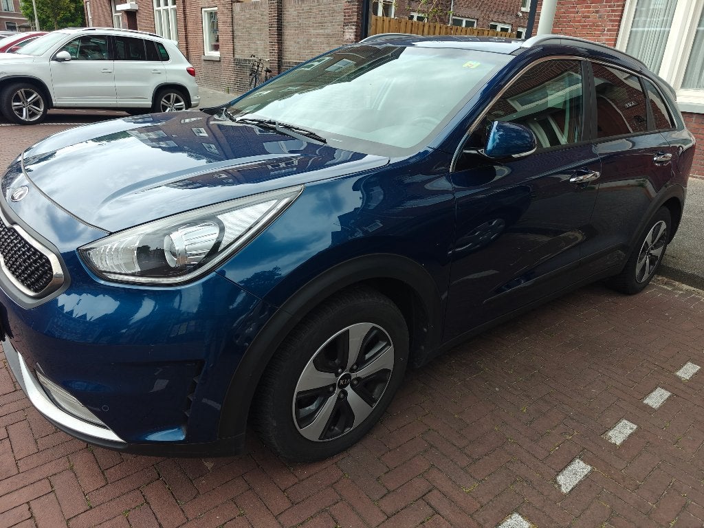 Kia Niro 1.6 GDi Hybrid 141pk Dct6 2017 Blauw, Auto's, Kia, 1580 cc, Blauw, Leder en Stof, 75 €/maand