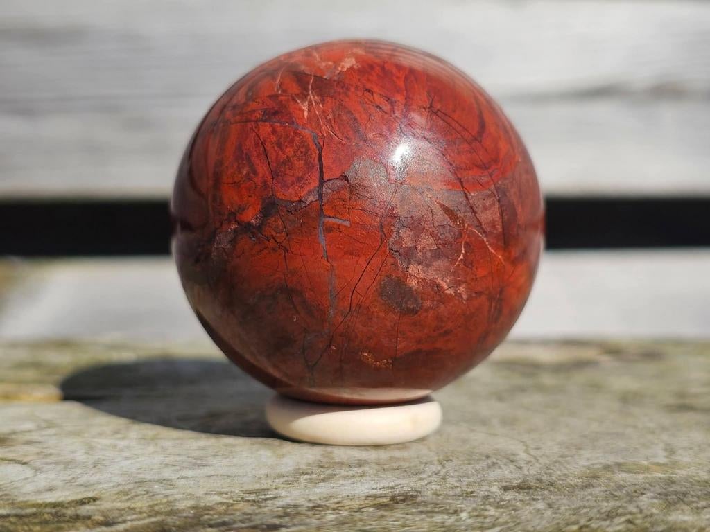 Knappe rode jaspis bol 61 mm, Verzamelen, Mineralen en Fossielen, Ophalen of Verzenden