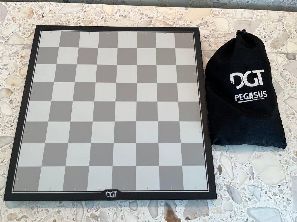 DGT Pegasus Schaakbord – Zo goed als nieuw, Ophalen of Verzenden, Zo goed als nieuw
