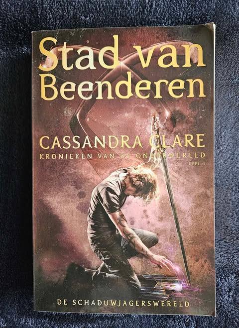 Cassandra Clare - Stad van beenderen, Boeken, Ophalen of Verzenden, Gelezen, Cassandra Clare