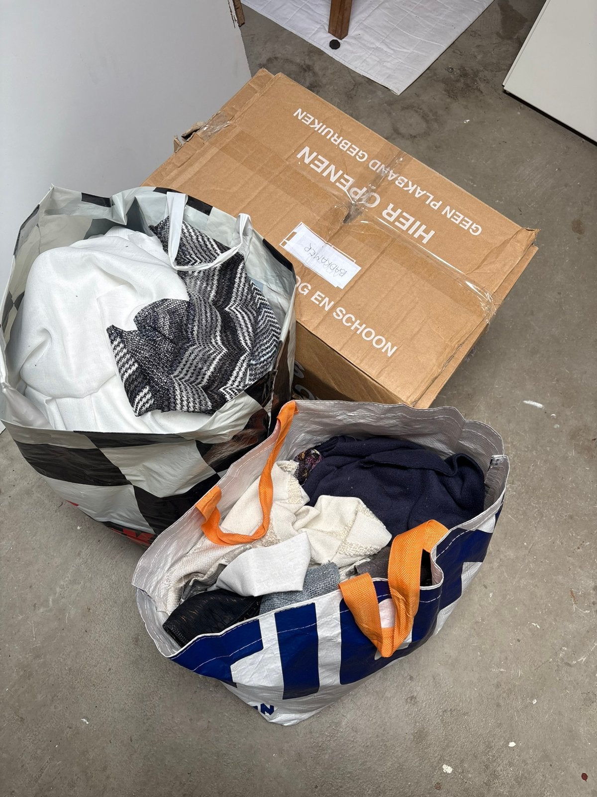 GRATIS doos en twee tassen stoffen, Ophalen of Verzenden, Zo goed als nieuw