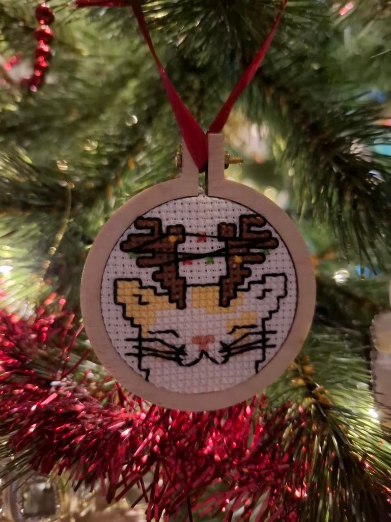 Geborduurde Kerst boomhanger - kat, Diversen, Kerst, Ophalen of Verzenden, Nieuw