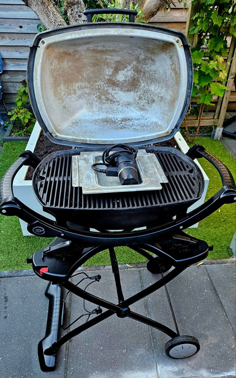 Weber Q240 elektrische barbecue met onderstel en hoes, Ophalen, Zo goed als nieuw, WEBER BBQ