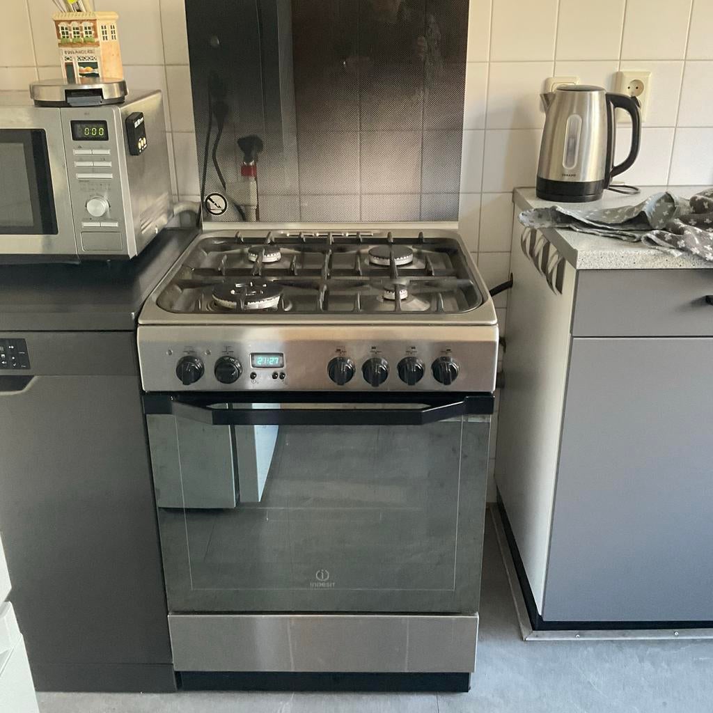 Indesit Vrijstaand Gasfornuis met Hetelucht Oven, Ophalen, Gebruikt, Grill, 4 kookzones