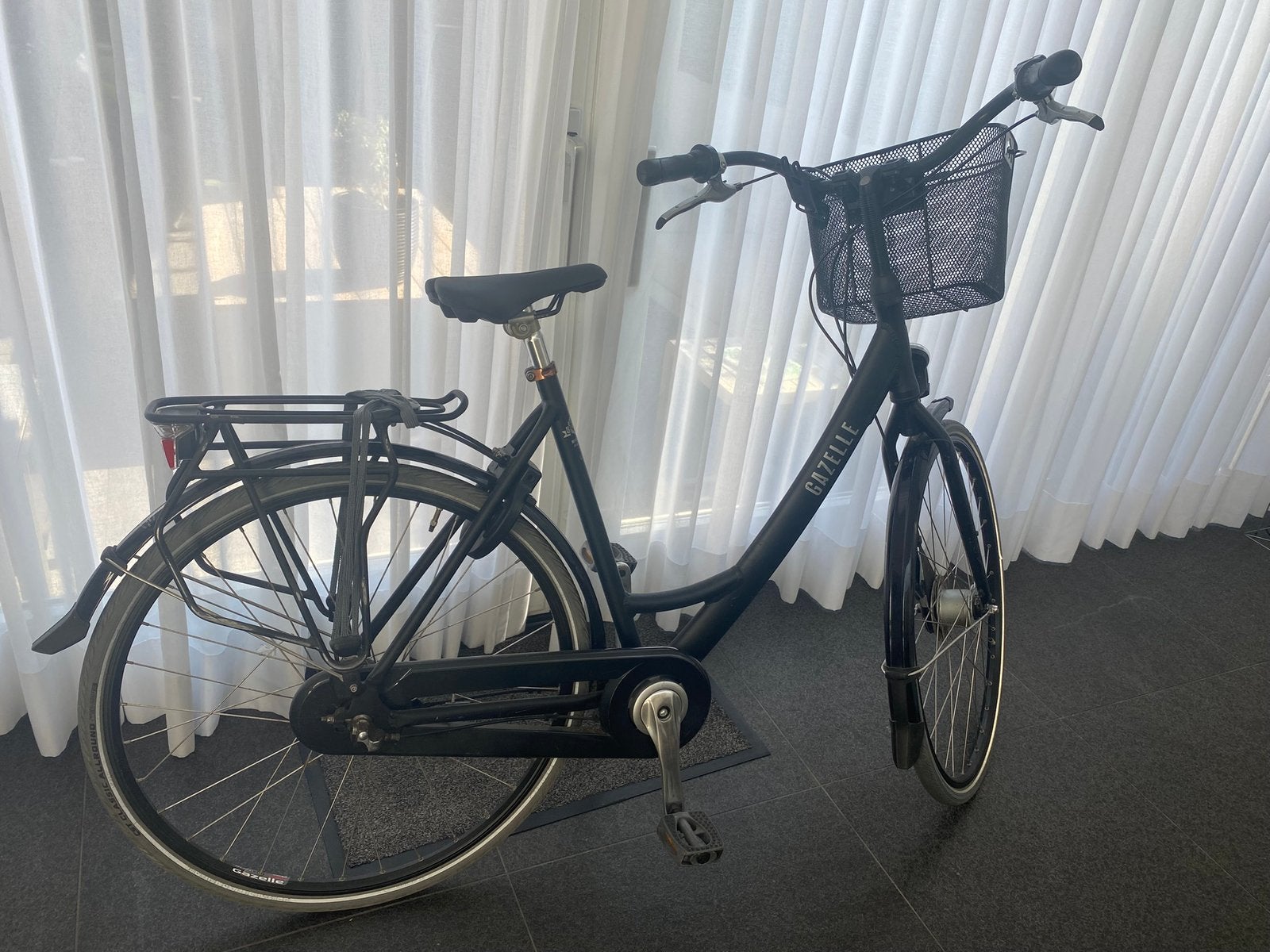 Gazelle stadsfiets met mandje, Fietsen en Brommers, Fietsaccessoires | Fietsmanden, Ophalen, Zo goed als nieuw