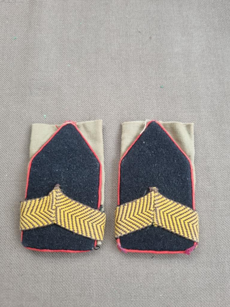 Schouderrangen korporaal Veldartillerie, Ophalen of Verzenden, Landmacht, Nederland, Embleem of Badge