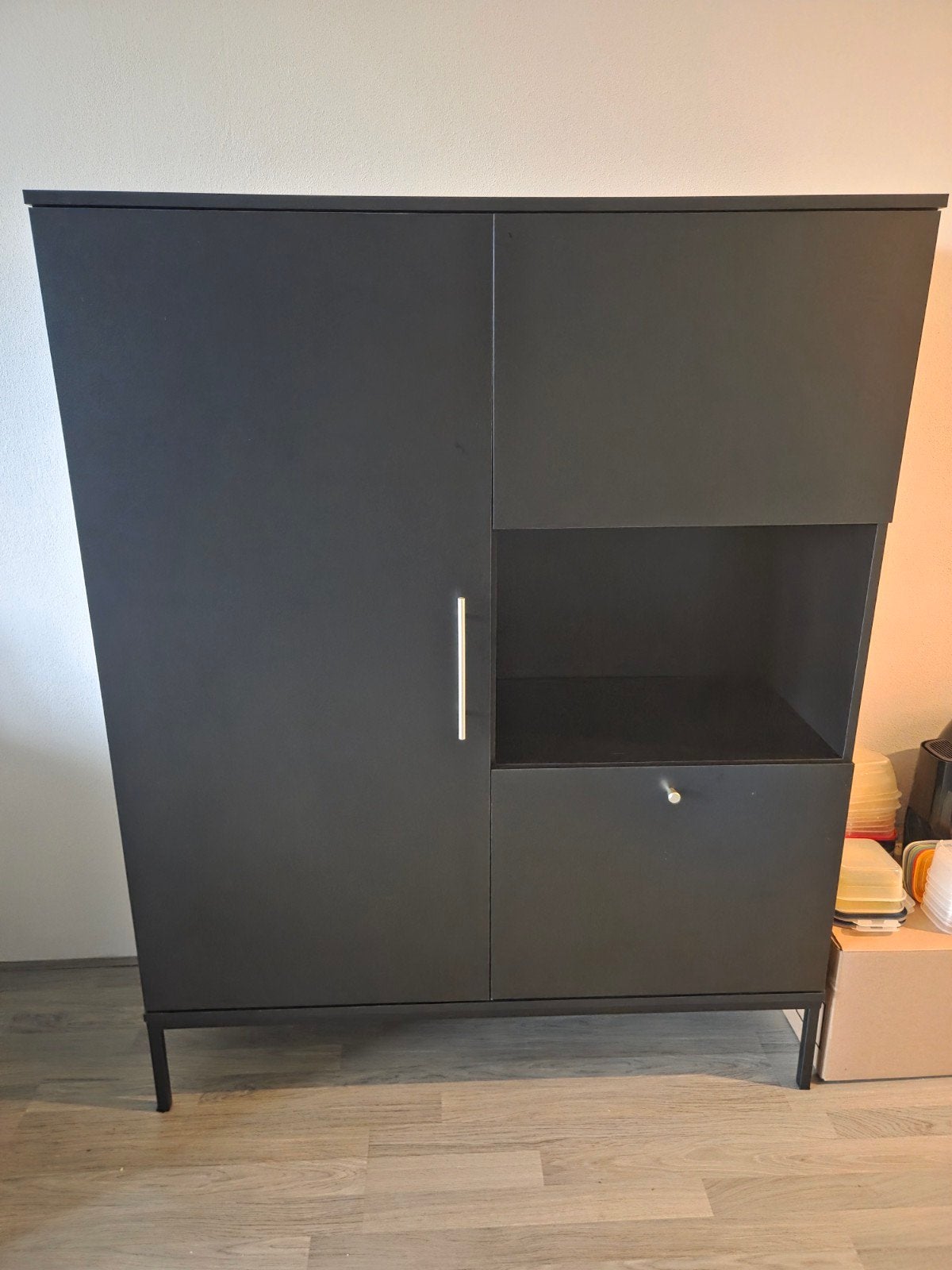 Zwarte vitrinekast met gouden details, 150x120x40cm,Meubella, Ophalen, Zo goed als nieuw, 25 tot 50 cm, 100 tot 150 cm