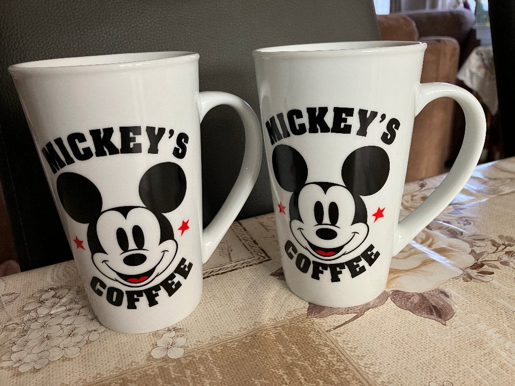Set van 2 Mickey Mouse mokken ( Disney ) Mickey's Coffee, Ophalen of Verzenden, Overige figuren, Zo goed als nieuw, Servies
