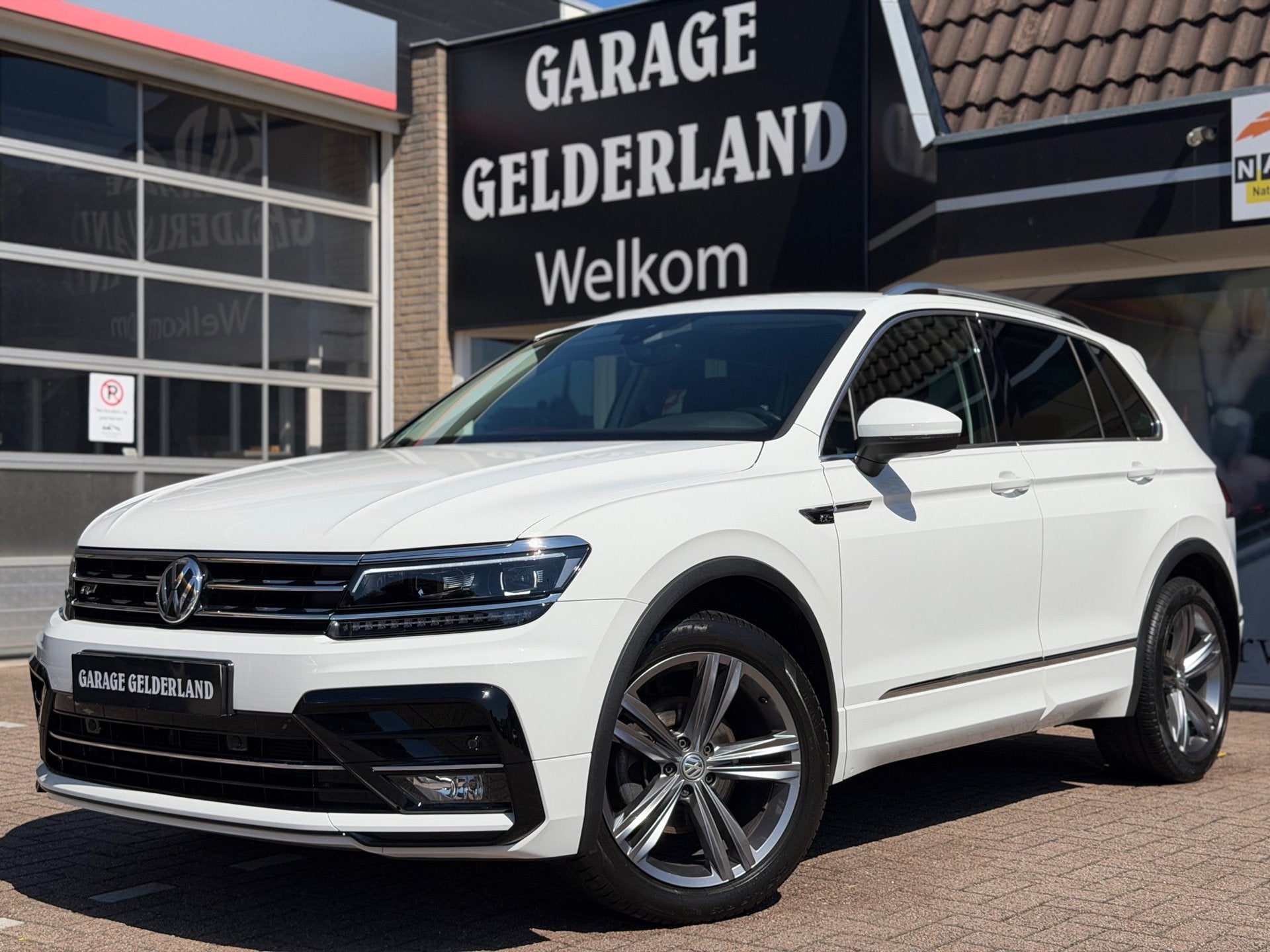 Volkswagen Tiguan 1.5 TSI R-Line | Virtual-Cockpit | Trekhaa, Auto's, Automaat, Dealer onderhouden, Gebruikt, Zwart