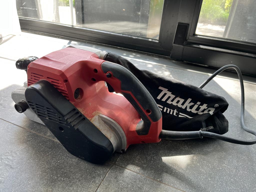 Makita bandschuurmachine 940 W, Verzenden, 600 tot 1200 watt, Bandschuurmachine