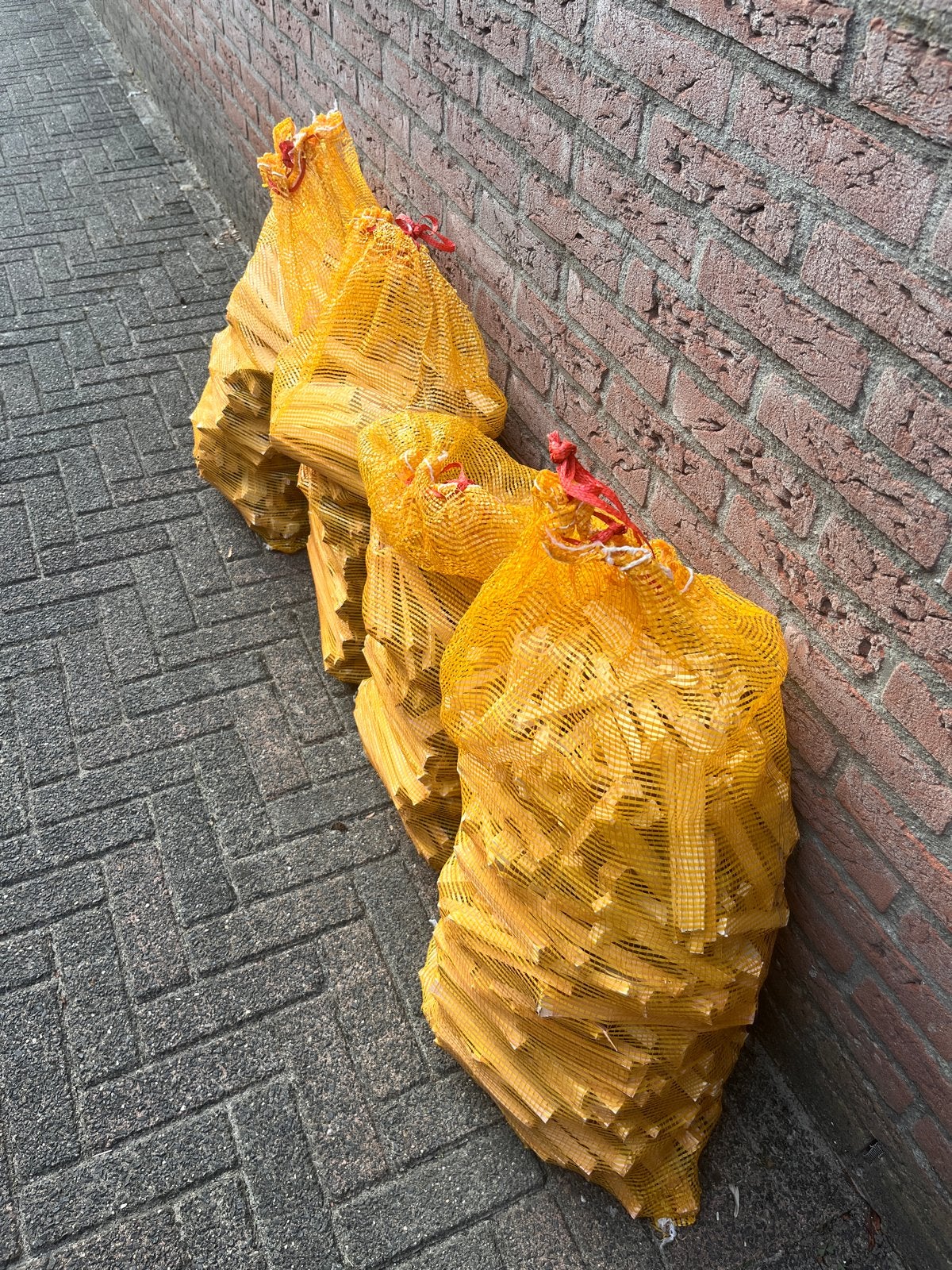 Vier zakken aanmaakhoutjes per zak 7.3 kg €20, Minder dan 3 m³, Ophalen, Overige houtsoorten, Blokken