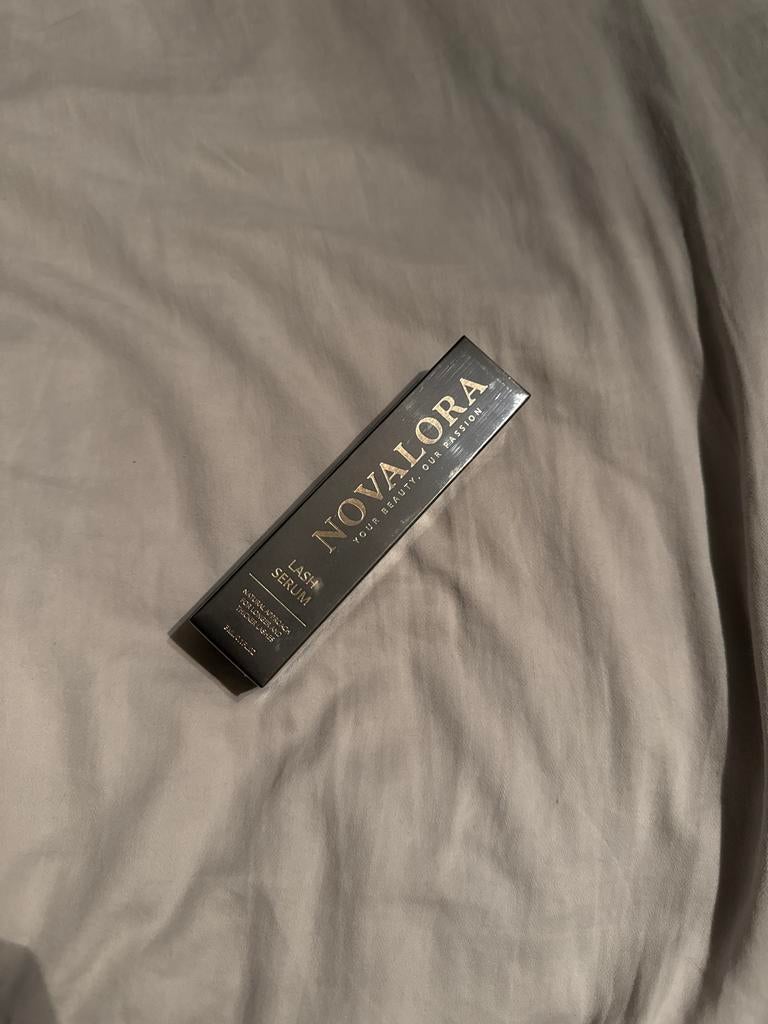 Novalora Lash Serum - Nieuw in verpakking, Overige merken, Verzenden, Zo goed als nieuw, Rug