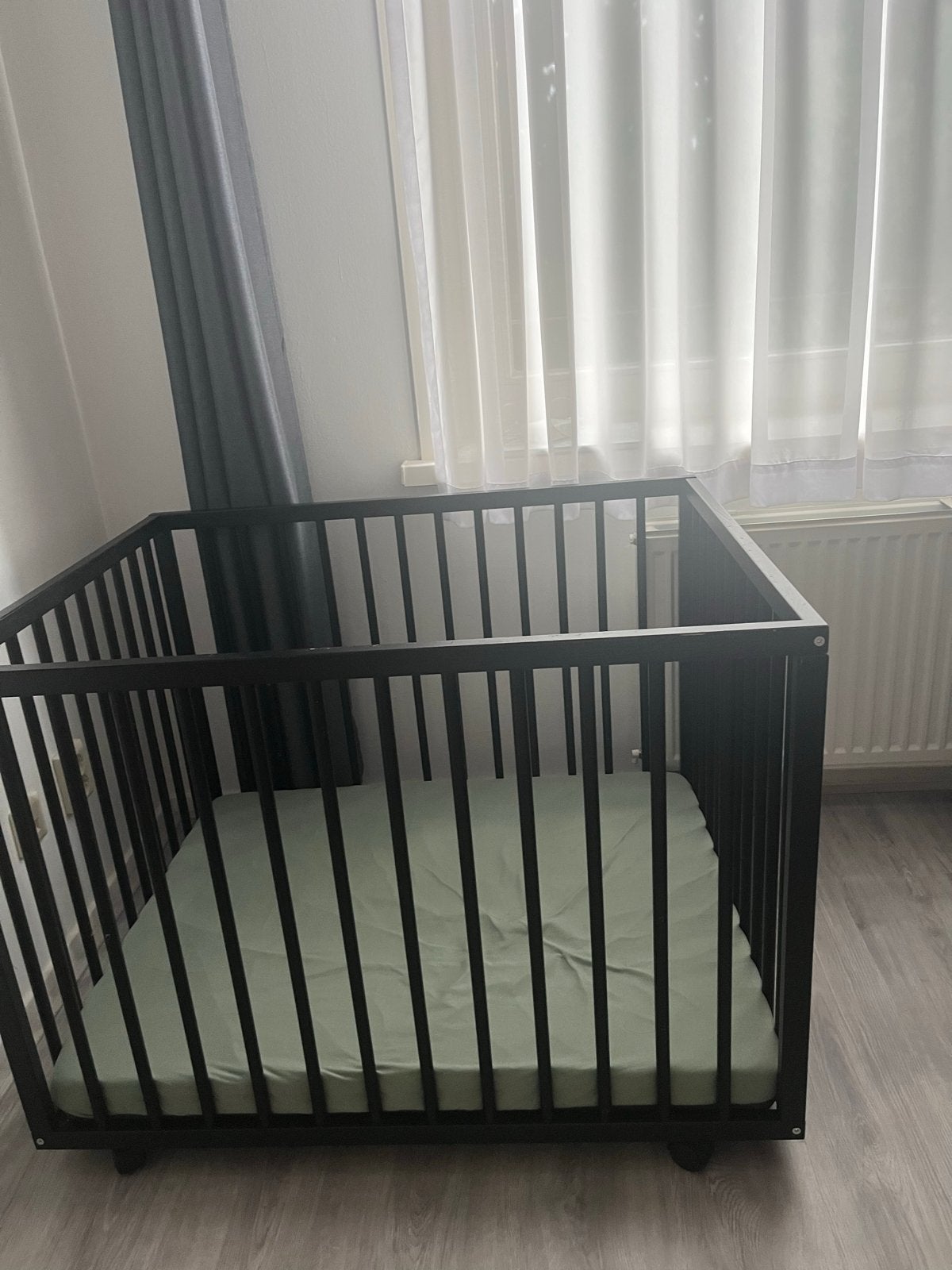 Zwarte box met wieltjes en matras, Kinderen en Baby's, Boxen, Ophalen, Gebruikt, Vierkant, Wieltjes