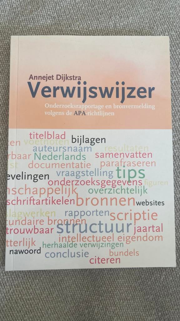 Verwijswijzer: Onderzoeksrapportage en bronvermelding, Ophalen of Verzenden, Zo goed als nieuw