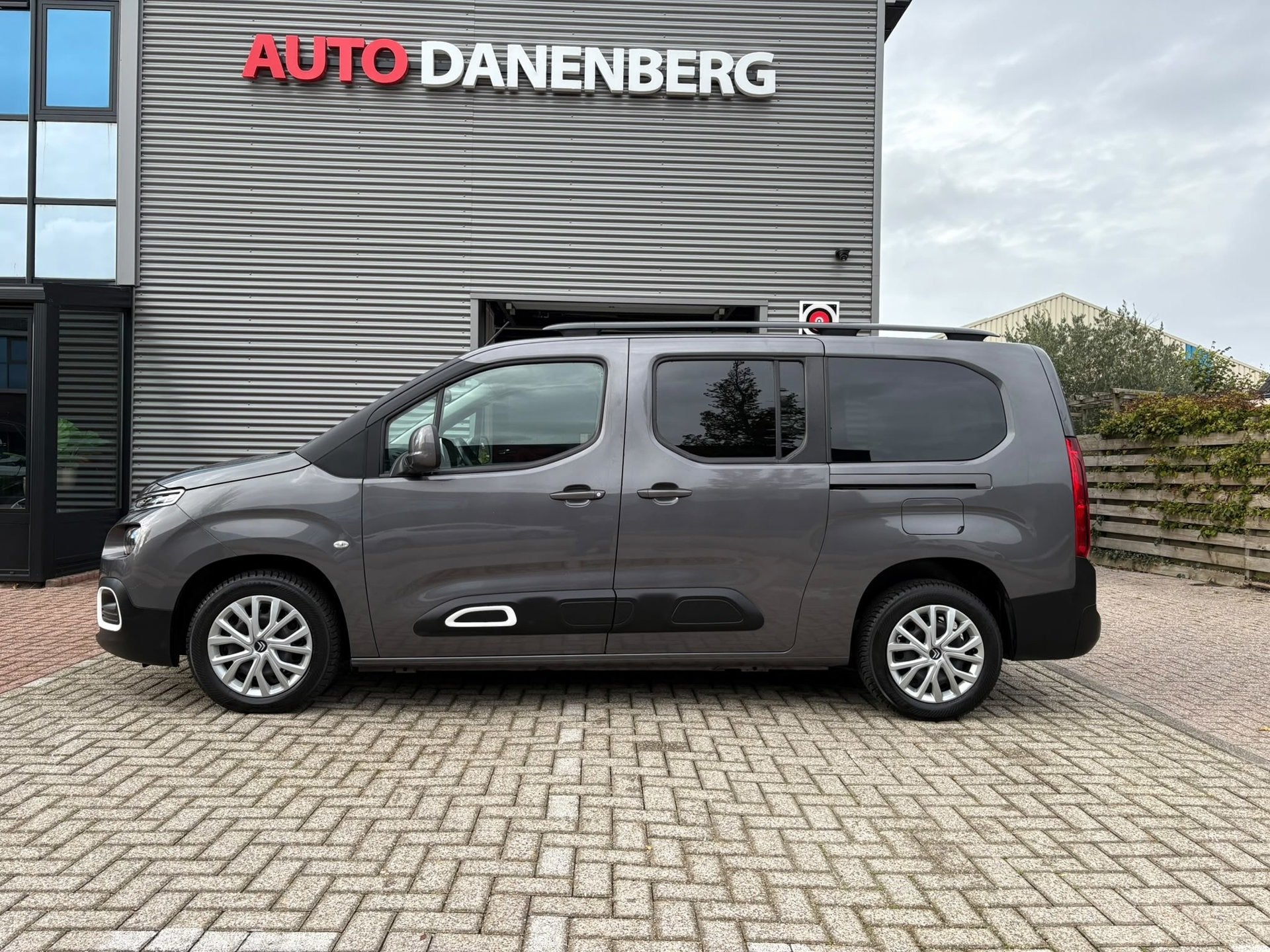 Citroen Berlingo XL 1.2 PureTech Shine GARANTIE!, Auto's, Voorwielaandrijving, Stof, Zwart, 1199 cc