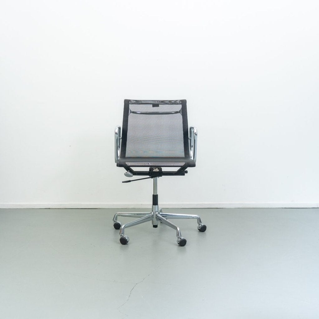 Vitra EA 117 Bureaustoel Zwart Netweave - Chroom, Niet ingevuld, Zo goed als nieuw, Niet ingevuld, Niet ingevuld