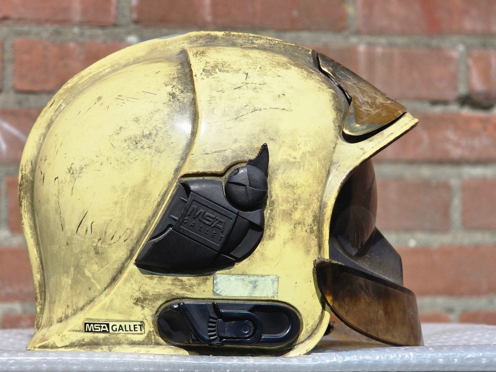 brandweerhelm brandweer MSA F1SF, Ophalen of Verzenden, Landmacht, Nederland, Embleem of Badge