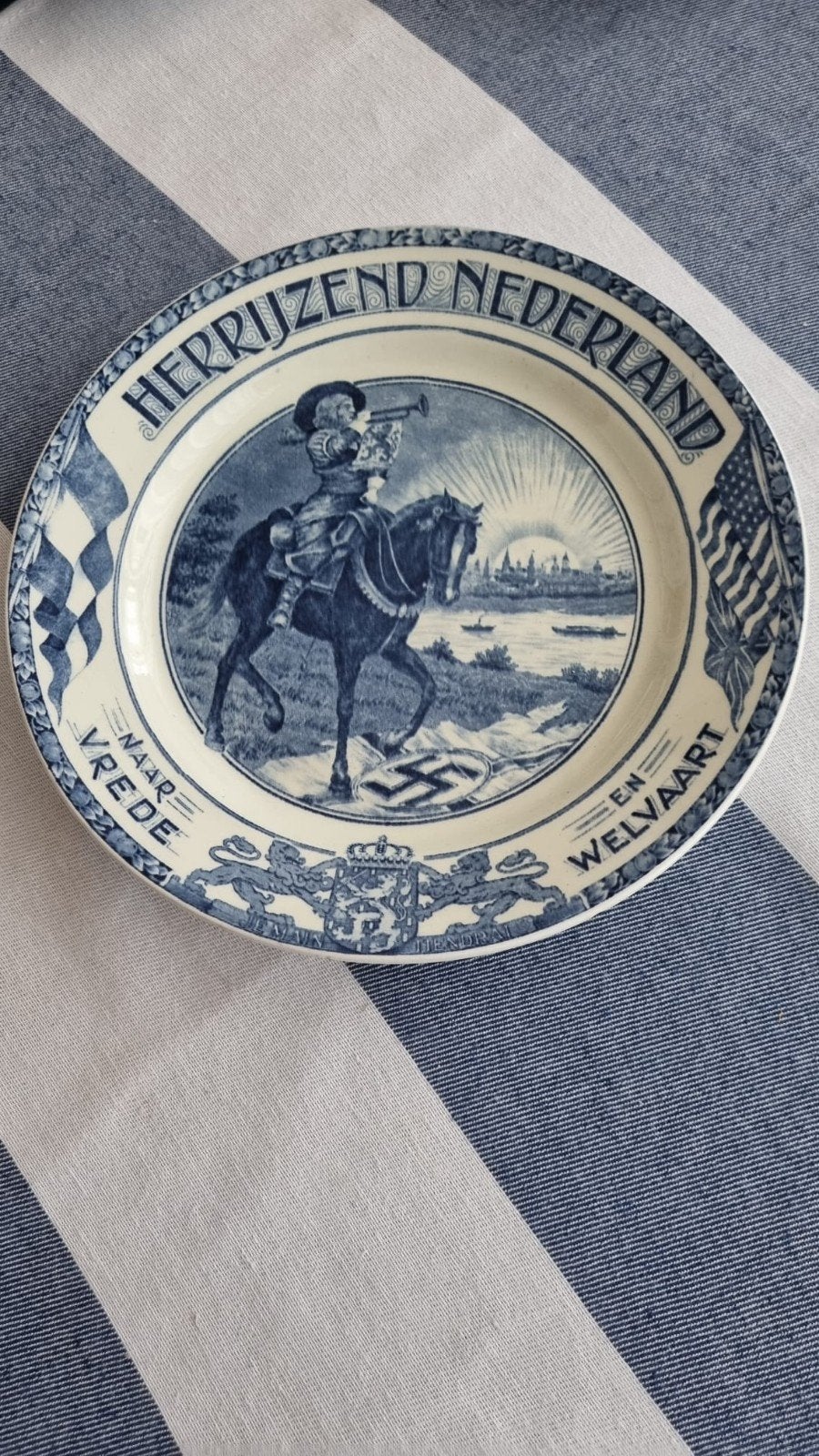 Controversieel "Herrijzend Nederland" bord met swastika, Ophalen