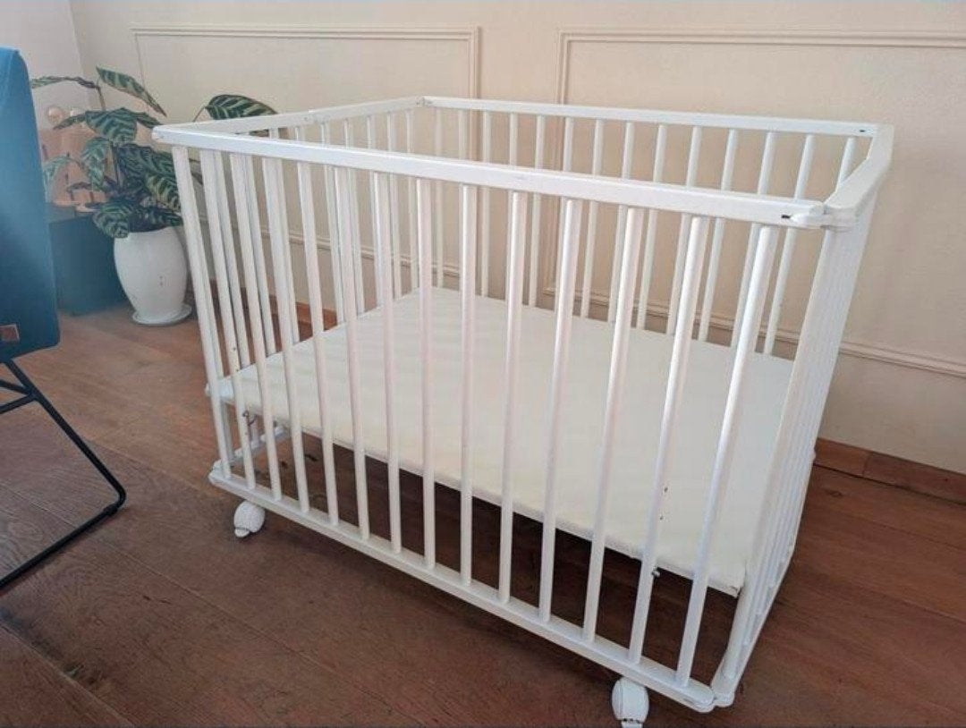 Opvouwbare babybox 80x100 cm – wit – 2 verstelbare hoogtes, Ophalen, Gebruikt, Wieltjes
