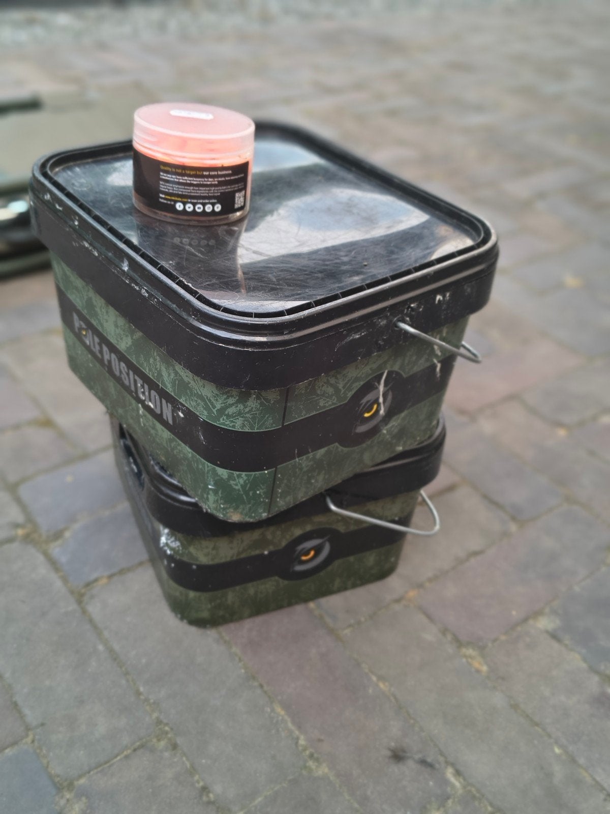 2x Pole Position vis emmers met boilies en pop-ups, Ophalen, Gebruikt, Overige typen
