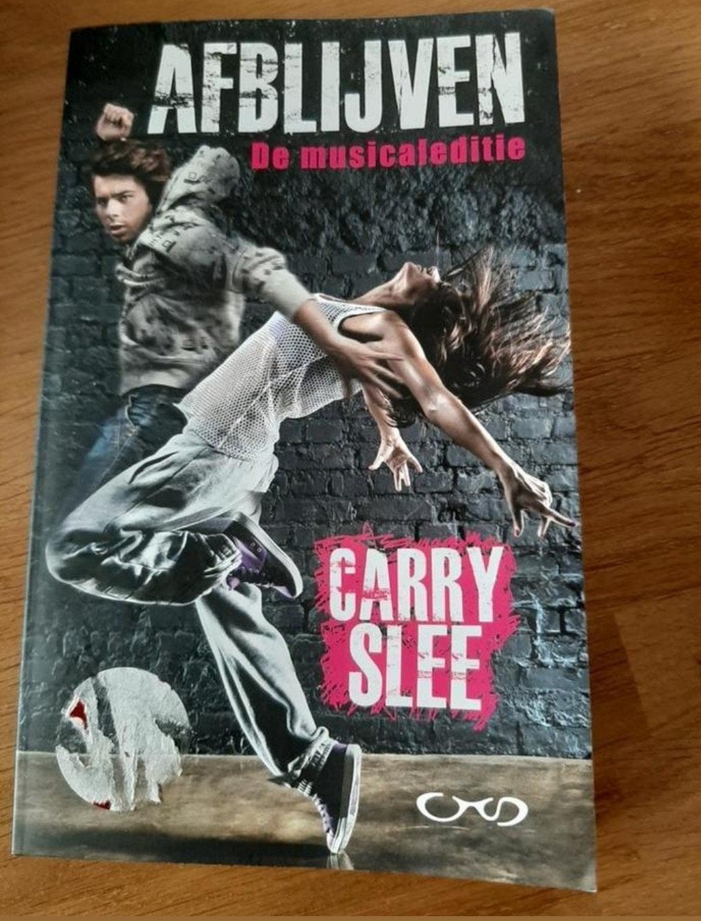 Afblijven - De musicaleditie - Carry Slee (2014), Non-fictie, Carry Slee, Ophalen of Verzenden, Zo goed als nieuw